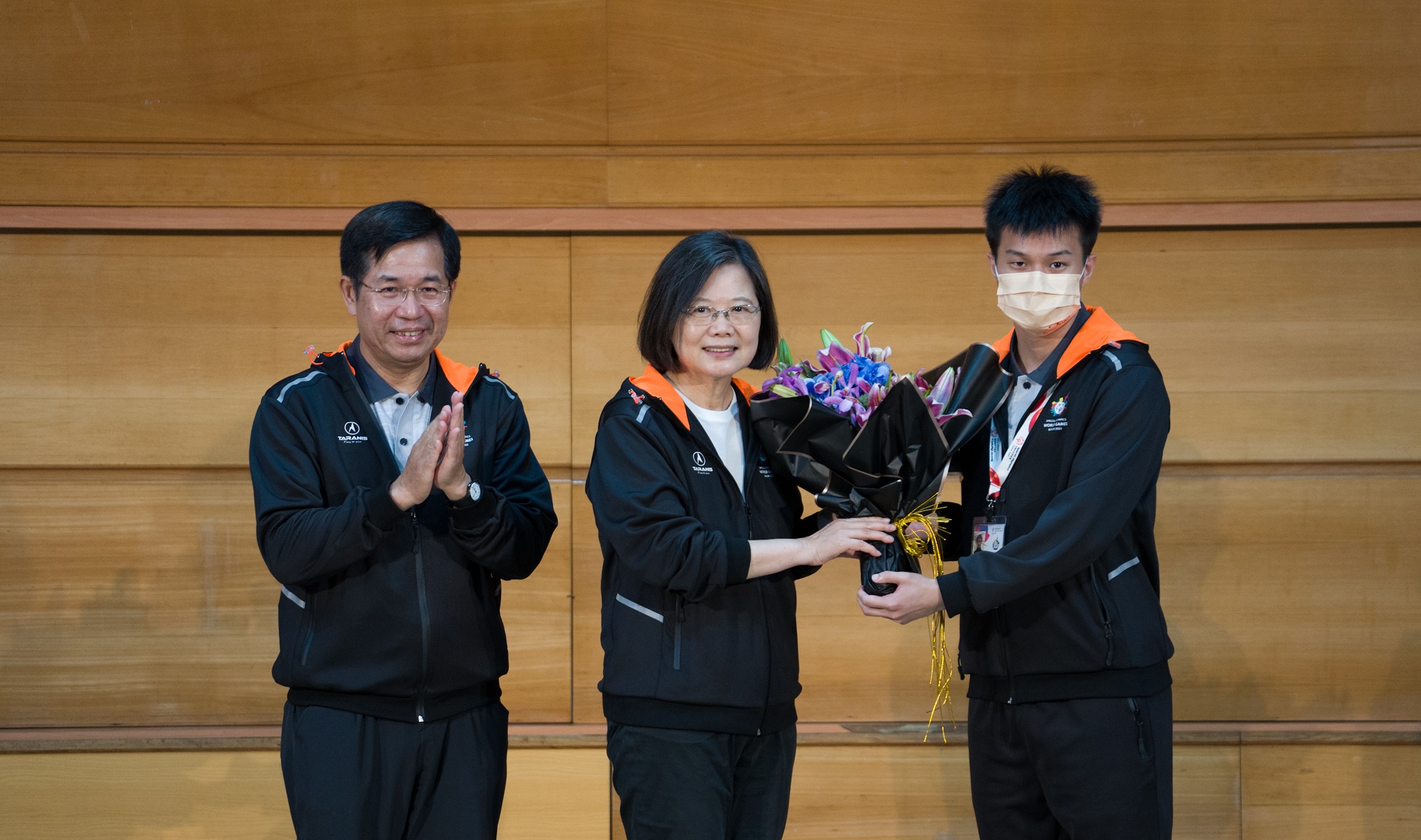 (圖)Special Olympics2World2GamesBerlin 20234flag2presentation ceremony athlete representative Cheng Wen-hsian presented flowersto President Tsai to thank her forpresenting the flag to the Taiwan delegation.